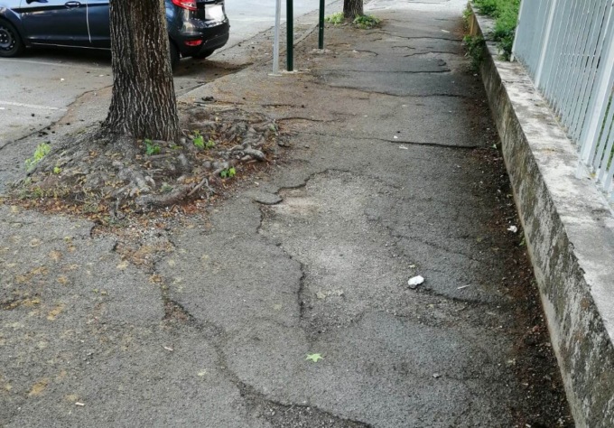 Marciapiede colabrodo davanti all’ospedale