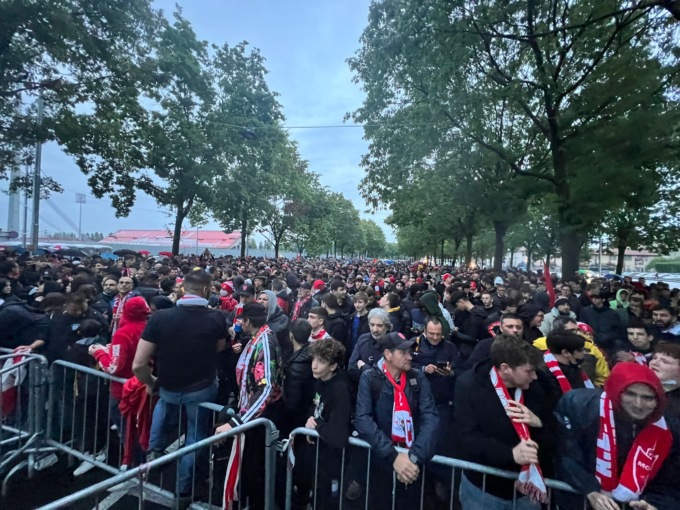 Un fiume di tifosi biancorossi fa il tifo “a distanza”