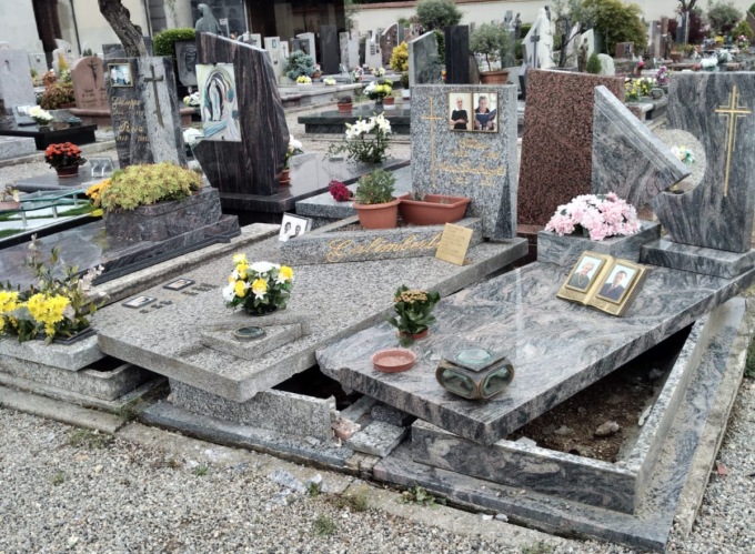 Con l’auto nel cimitero, sbanda e distrugge tre tombe