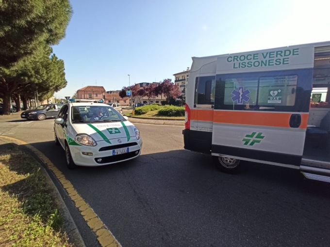 Tamponamento a catena: anziana travolta mentre attraversa la strada