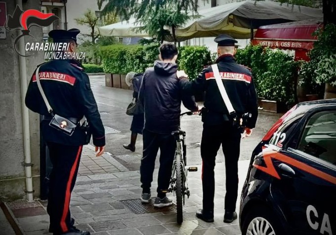 Quattordicenne ruba una bici e poi tenta di rivenderla: all’appuntamento si presentano i Carabinieri