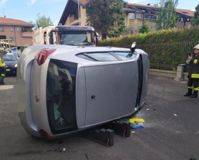 Ribaltamento a Seregno, ferita una anziana