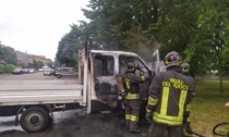 A fuoco un autocarro, accorsi i pompieri