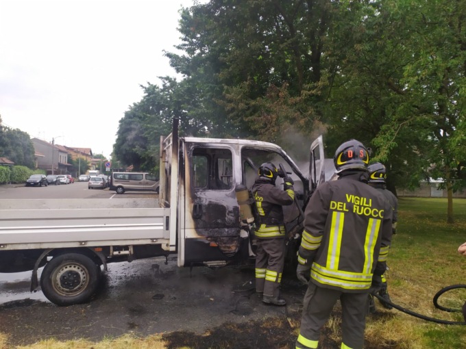 A fuoco un autocarro, accorsi i pompieri