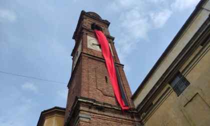 Maxi striscione del Milan sul campanile della chiesa del parroco... interista
