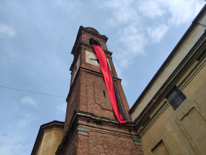Maxi striscione del Milan sul campanile della chiesa del parroco… interista
