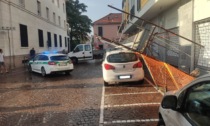 Raffiche di vento, pioggia e grandine: un'impalcatura crolla sulle auto