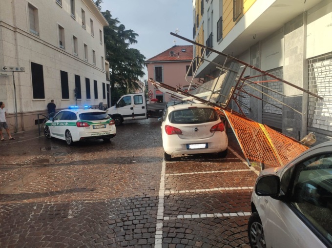 Raffiche di vento, pioggia e grandine: un’impalcatura crolla sulle auto