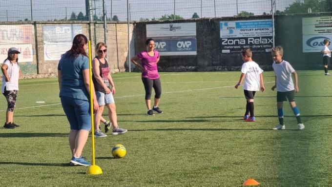 Festa di fine stagione per la “Nuova Ronchese”: in campo anche le mamme dei piccoli calciatori