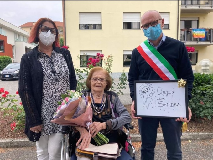 Nonna Alessandrina soffia 102 candeline