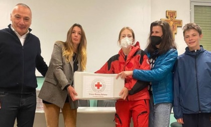 Pacchi alimentari dalla Croce Rossa di Monza per i profughi