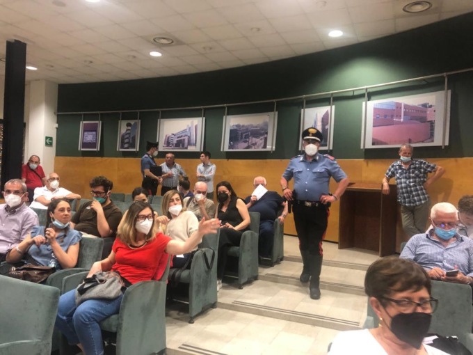 La “censura sul patto elettorale” infiamma il Consiglio, poi arrivano i Carabinieri