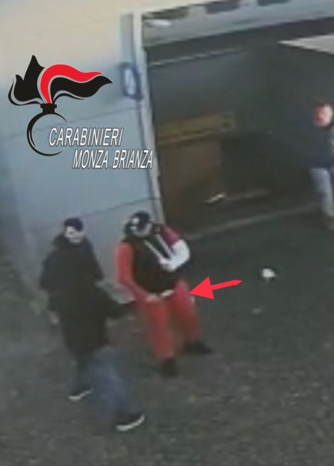 Rapinatori minorenni volevano amputare un dito a un uomo
