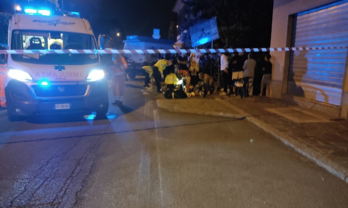 Moto travolge due ragazzi, morti il centauro e un 19enne
