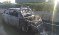 Auto a fuoco dopo un incidente, intervento dei pompieri in Valassina