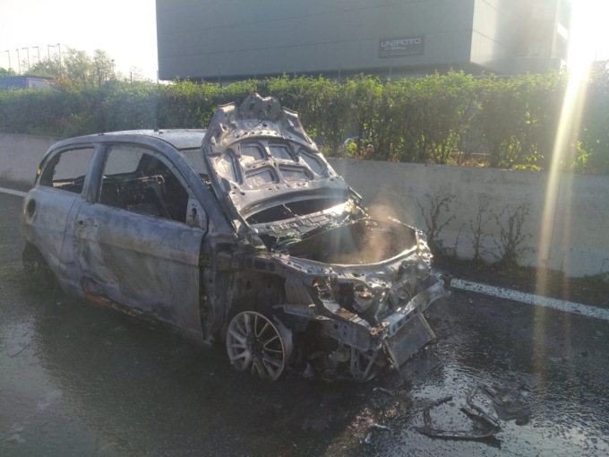 Auto a fuoco dopo un incidente, intervento dei pompieri in Valassina