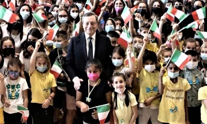“Fate come Draghi, togliete le mascherine a scuola”