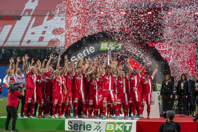 Monza in Serie A: festa, entusiasmo e lacrime di gioia per la premiazione all’U-power Stadium