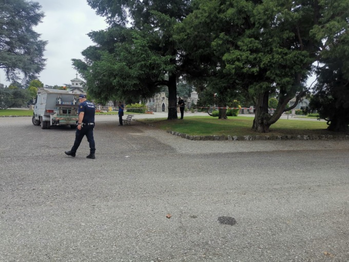 Spari al cimitero, anziano trovato morto