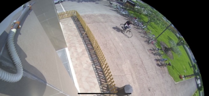 Ruba una bici in oratorio durante la messa, è caccia al ladro in bermuda