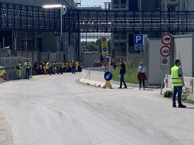 Grave incidente sul lavoro alla St, i sindacati proclamano lo sciopero