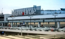 Motore in fiamme dopo il decollo, aereo torna indietro a Linate
