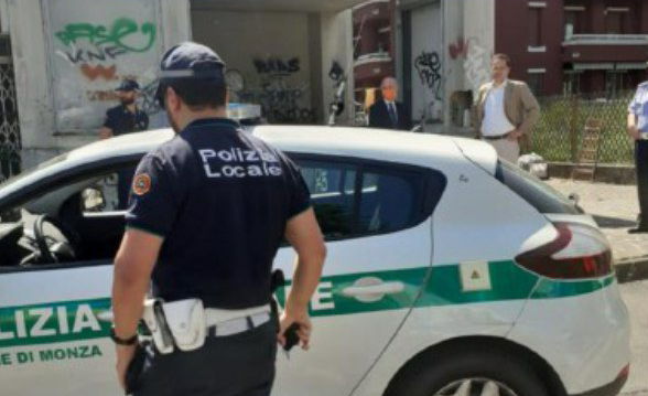Diciannovenne ruba vestiti: denunciato a piede libero