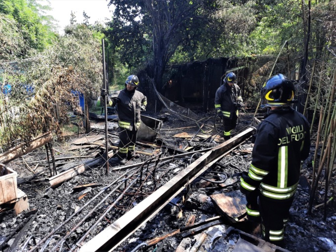 Incendio distrugge un capanno negli orti