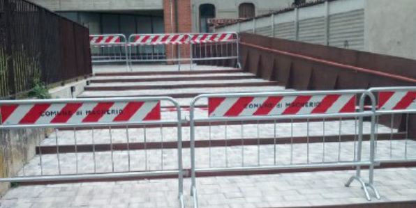 Scalinata pericolosa, due anziane cadute in pochi giorni: il Comune corre ai ripari