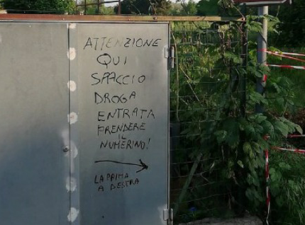 «Attenzione, questa è una zona di spaccio»