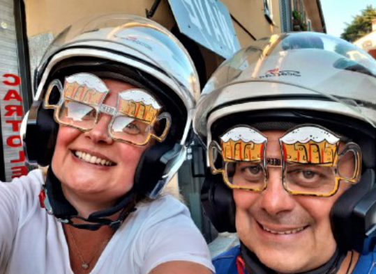 Lory e «Depa» sposi: la festa? Solo in jeans… e a tutta birra