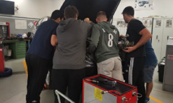 Notano un’auto sospetta nel parcheggio. Studenti coraggiosi sventano un furto