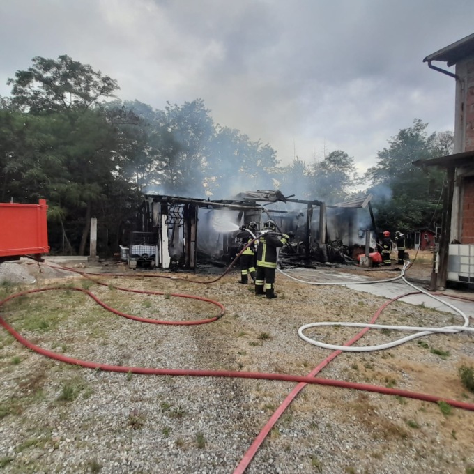 Cascinotto in fiamme, Vigili del fuoco in azione a Ornago