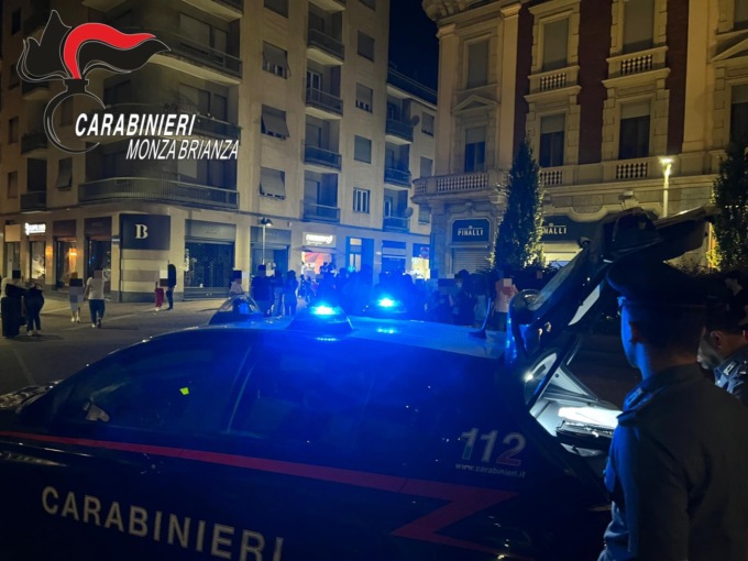 Dopo la cena di classe, si divertono spaccando gli specchietti delle auto: vandali rintracciati e denunciati