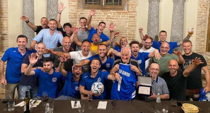 L’abbraccio dei suoi ragazzi al mitico mister Redaelli