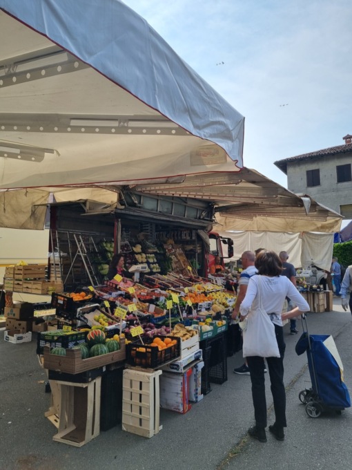 Rifiuti, al mercato differenziata e ordine o scattano sanzioni