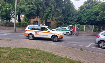 Ciclista investito, ambulanza e automedica in via Manzoni a Seveso