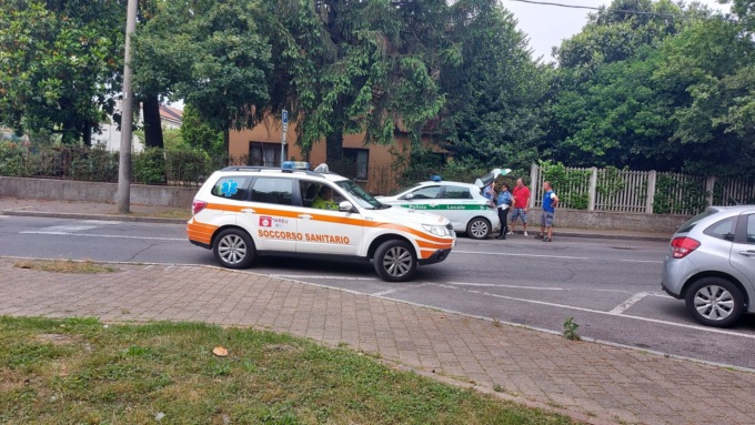 Ciclista investito, ambulanza e automedica in via Manzoni a Seveso