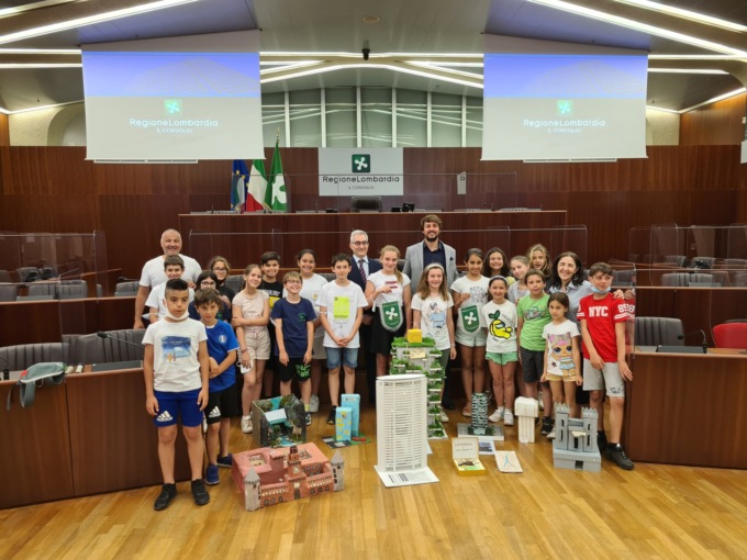 In visita al Pirellone, il regalo lo fanno gli studenti