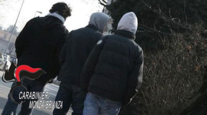 Baby gang in azione all’ingresso del liceo: coltello puntato alla gola di un 15enne
