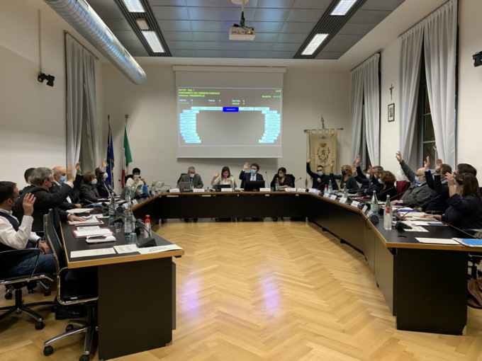 Cambio in Consiglio comunale: esce Crippa, torna Curti