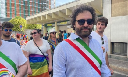 Il sindaco al Pride con fascia, la minoranza attacca