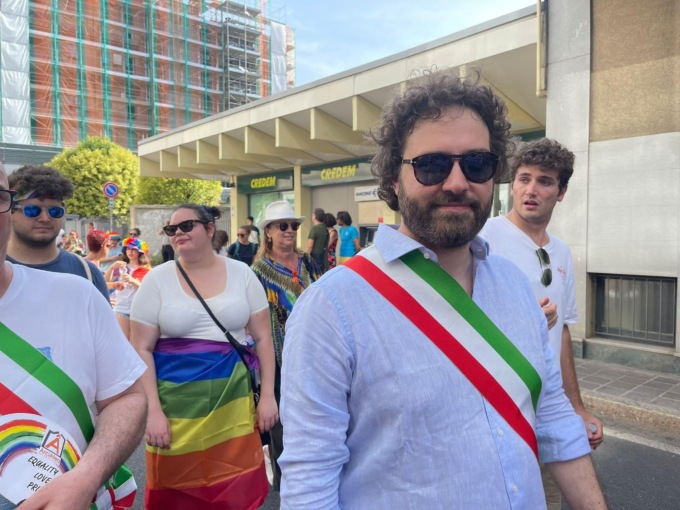 Il sindaco al Pride con fascia, la minoranza attacca