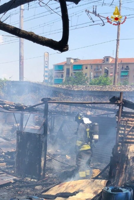 A fuoco delle baracche, bloccata la linea ferroviaria