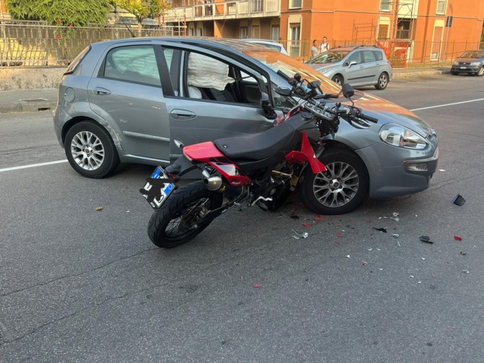 La moto si “incastra” nell’auto: grave un 18enne