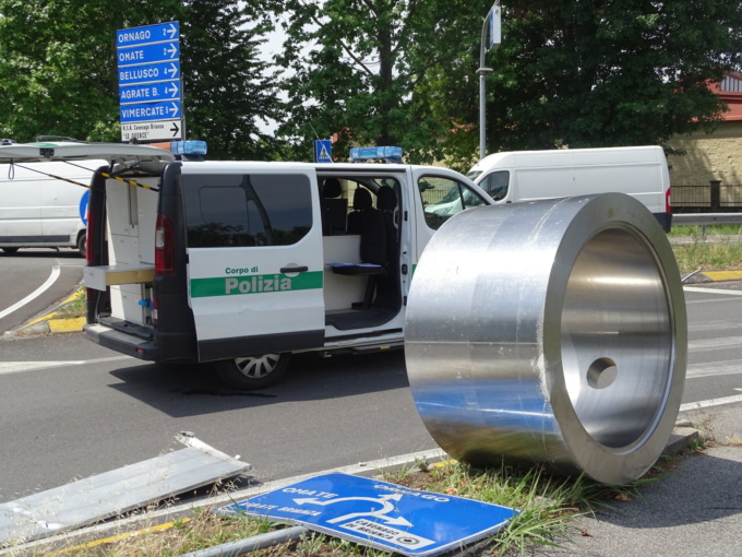 Bobine di metallo cadono dal rimorchio di un Tir, tragedia sfiorata
