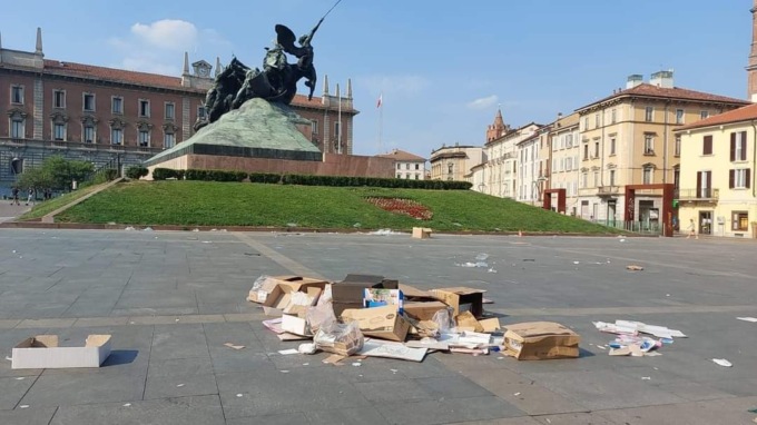 Piazza sporca dopo il mercato, esplode la polemica