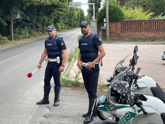 Circola con veicolo sequestrato: via auto e patente a un 69enne