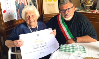 Cuce e legge i giornali, nonna Emilia compie 100 anni