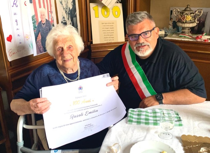 Cuce e legge i giornali, nonna Emilia compie 100 anni
